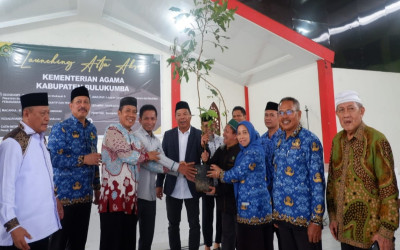 Kakanwil Kemenag Sulsel Bersama Bupati Bulukumba Kompak Tanam Pohon pada Launching Asta Aksi di Pesantren Babul Khaer